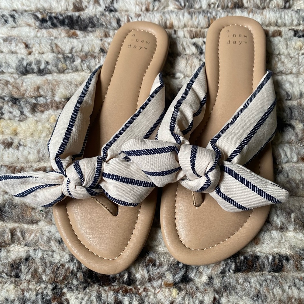 New Never Worn Bow Sandals